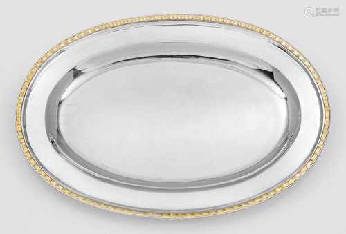 Breslauer Empire-AnbietplatteSilber, teilw. vergoldet. Ovale, gemuldete Form mit glattem Spiegel.
