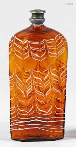 SchnapsflascheBernsteingelbes Glas mit umlaufendem Dekor aus eingeschmolzenen, federförmig