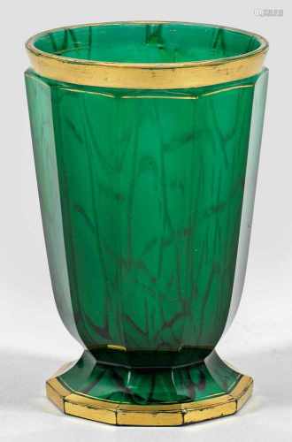 Biedermeier-BecherMalachitartiges, grünes Glas mit Opalglaseinschmelzungen, geschliffen.
