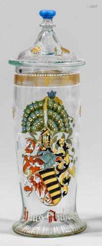 Historismus-DeckelpokalFarbloses Glas mit polychromer und goldfarbener Emailmalerei. Stangenform mit
