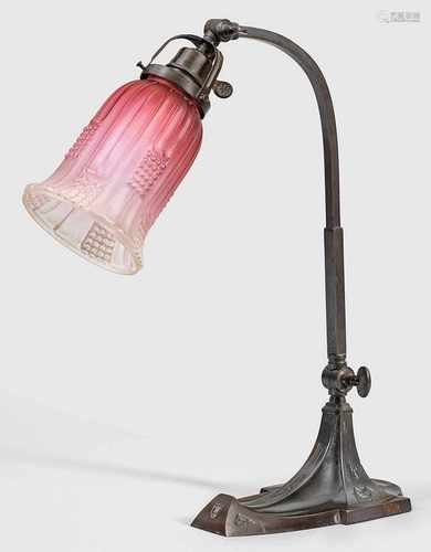 Jugendstil-Tischlampe1-flg.; Fuß und schwenkbarer Arm aus Zinn bzw. Messing, versilbert.