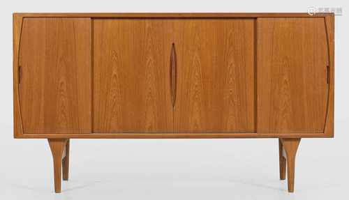 Großes Mid Century Sideboard von Henning KjærnulfTeakholz. Gerader, querrechteckig angelegter Korpus