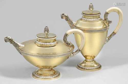 Kaffee- und Teekanne im EmpirestilSilber, teilvergoldet. Über ovalem Stand sich konisch erweiternder