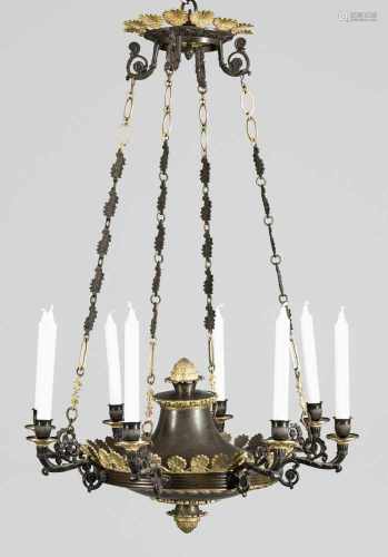 Empire-Deckenlampe8-flg.; Bronze, patiniert sowie teilw. vergoldet. Gedrückter, balusterförmiger