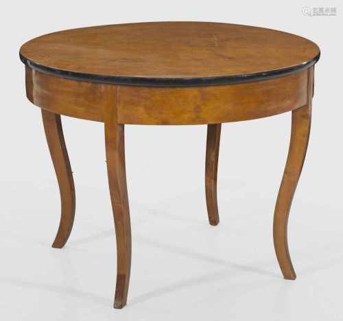 Biedermeier-SalontischKirschbaum, furniert, dunkler gebeizt sowie teilw. ebonisiert. Bombierte Zarge