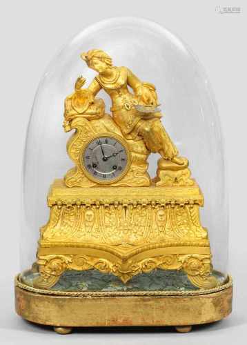 Louis Philippe-Figurenpendule mit GlassturzBronze, vergoldet und teilw. gefasst. Vollplastische