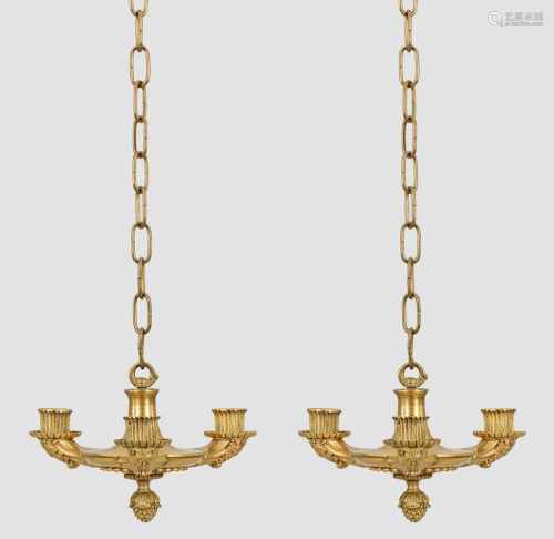 Paar kleine Empire-Deckenleuchter3-flg.; Bronze, vergoldet. Gedrückter, balusterförmiger Korpus