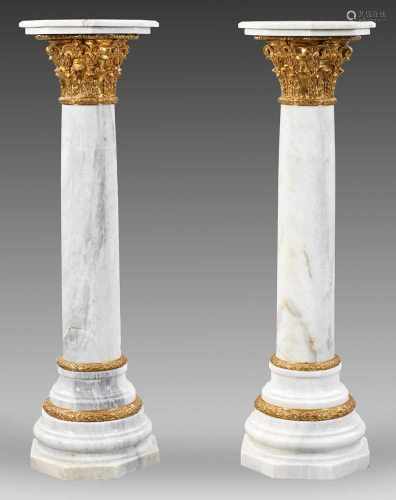 Paar große Napoleon III-ZiersäulenWeißer, hellgrau gemaserter Marmor und vergoldete Bronze.