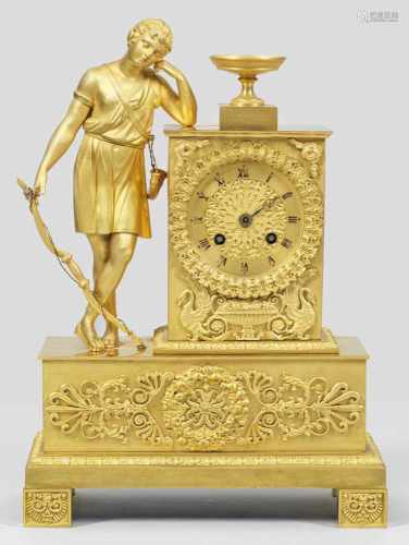 Empire-FigurenpenduleBronze, vergoldet. Vollplastische Darstellung eines antikisierenden