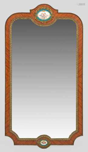Großer WandspiegelRosenholz, furniert. Schmale Spiegelrahmung mit gewölbtem oberen und unteren