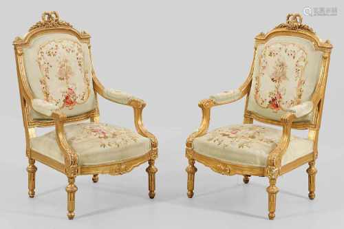 Paar Louis XVI-ArmlehnstühleHolz, geschnitzt, gefasst und vergoldet. Trapezförmige, leicht bombierte