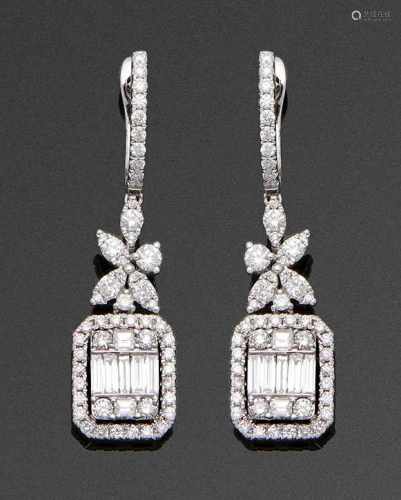 Paar repräsentative Diamant-OhrgehängeWeißgold, gest. 750. Besetzt mit Brillanten und