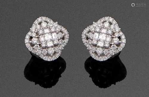 Paar elegante Diamant-OhrringeWeißgold, gest. 750. Besetzt mit Brillanten und Diamantbaguetten von