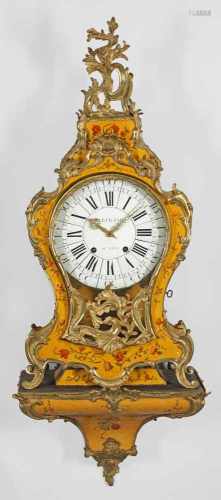 Große Louis XV-PenduleFlächendeckender goldgelber Lackfond mit polychromen Blüten in Form von