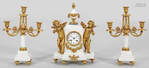 Louis XVI-Uhrengruppe3-tlg.; Pendule und Paar Girandolen. Weißer Marmor und vergoldete Bronze.