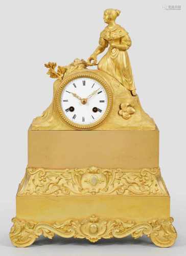 Louis Philippe-FigurenpenduleBronze, vergoldet. Vollplastische Darstellung einer jungen Pilgerin mit