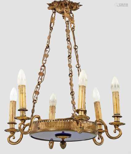 Deckenlampe im Empire-Stil6-flg.; Messing, vergoldet und blaues Glas. Ornamentierter Reif als Träger