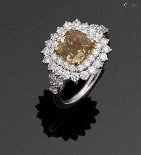 Repräsentativer Natural Fancy-DiamantrringWeißgold, gest. 750. Zentral besetzt mit einem Natural