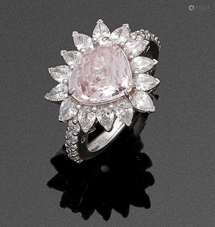 Seltener Padparadscha-SaphirringWeißgold, gest. 750. Zentral besetzt mit einem Natural Light-Pink-