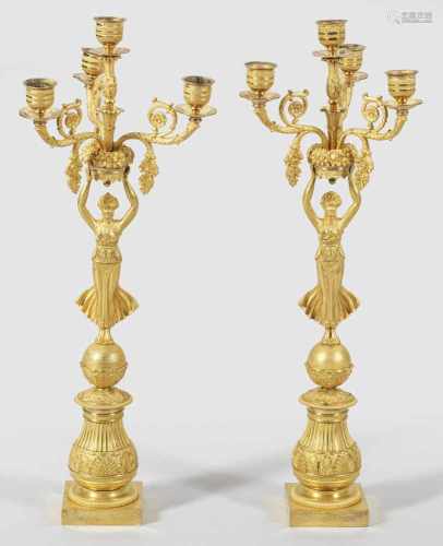 Paar große Empire-Girandolen4-flg.; Bronze, feuervergoldet. Vollplastisch gestaltete weibliche