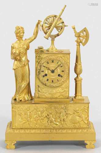 Empire FigurenpenduleBronze, vergoldet. Vollplastische, allegorische Darstellung der Astronomie