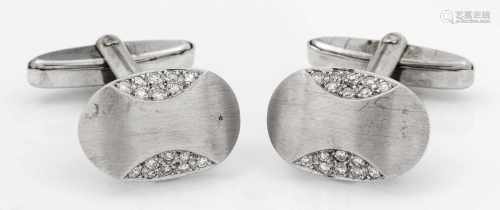 Paar Manschettenknöpfe mit DiamantenWeißgold, gest. 585. Ovale, schauseitig satinierte Knöpfe mit