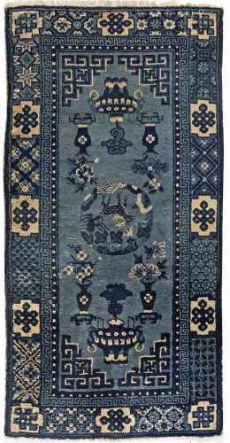 Antike Pao Tou-BrückeNordchina. Um 1900. Wolle auf Baumwolle. Im blauen Innenfeld Zentralmedaillon