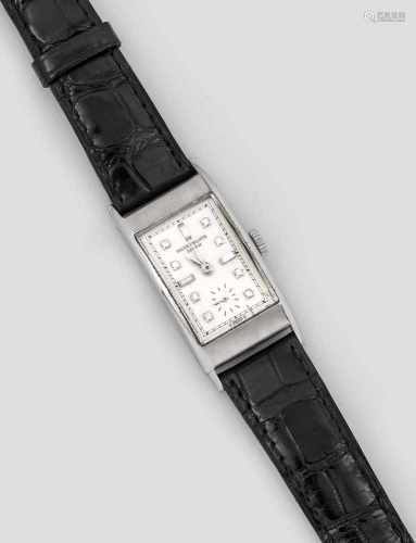 Armbanduhr von Patek Philipp aus den 40er JahrenStahl. Tankförmiges, leicht bombiertes Gehäuse,