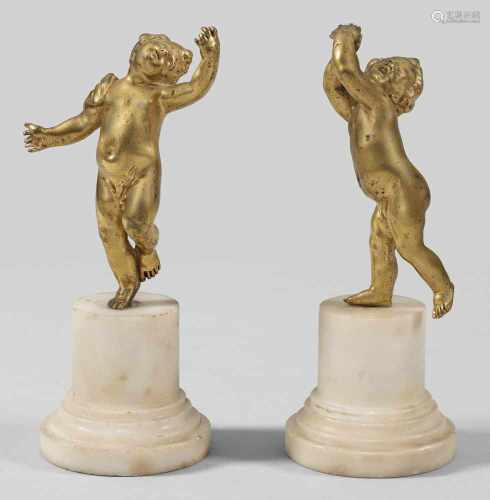 Italienischer Bildhauer(Tätig um 1700)Paar PuttofigurenGegenstücke. Bronze, vergoldet; Säulen-