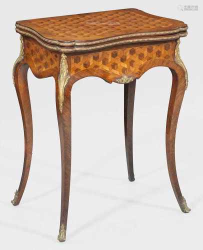 Louis XV-SpieltischRosenholz und Palisander. Vierseitig passig geschweifter Zargenkasten auf