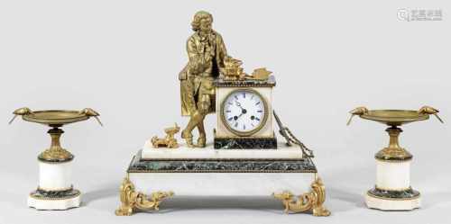 Napoleon III-Uhrengruppe3-tlg.; Pendule und Paar Beisteller. Grüngemaserter bzw. weißer Marmor und