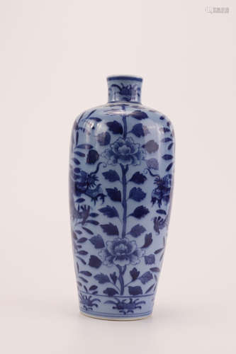 A Chinese Blue and White Dargon Pattern Porcelain Vase