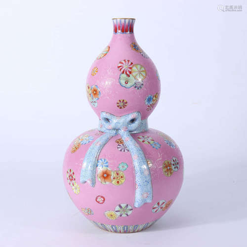 A Chinese Floral Porcelain Gourd-shaped Vase