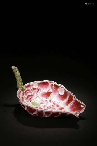 A Chinese Famille Rose Porcelain Lotus Leaf Shape Cup