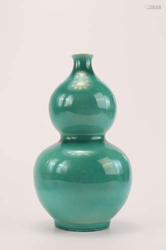 A Chinese Green Glaze Porcelain Gourd-shaped Vase