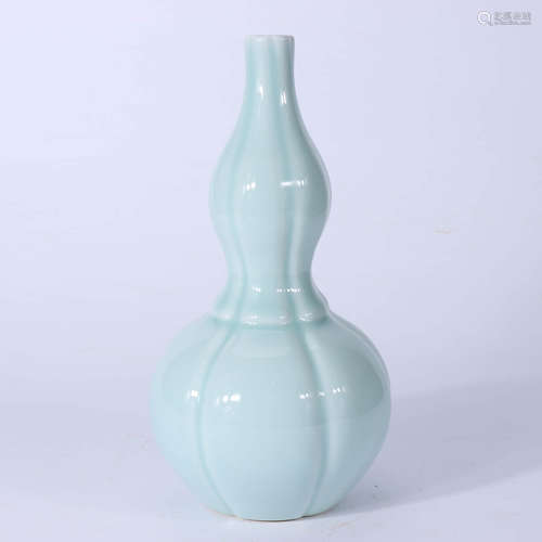 A Chinese Famille Rose Porcelain Flask