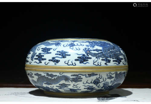 A Chinese Blue and White Porcelain Fruits Box