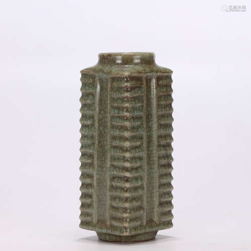 A Chinese Green Glazed Ge Kiln Porcelain Vase 