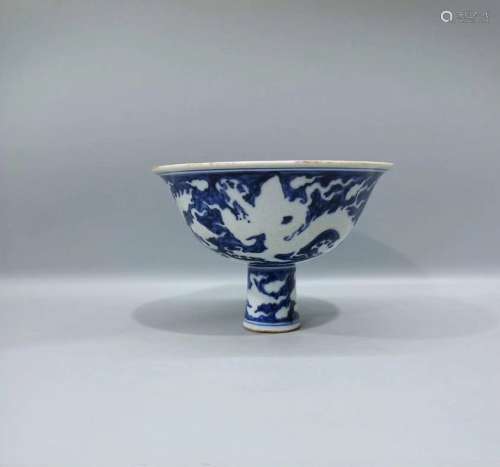 A Chinese Dargon Pattern Blue and White Porcelain Standing Cup