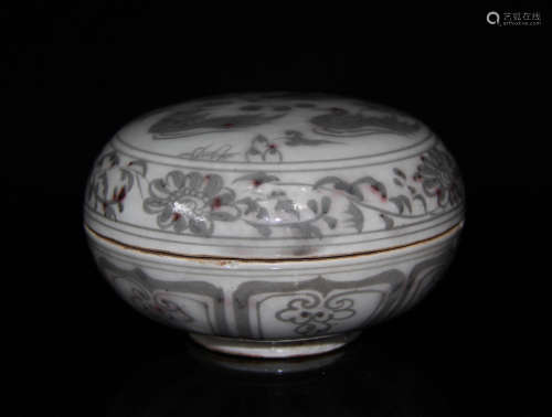 A Chinese Porcelain Box