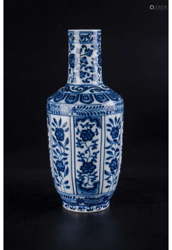 A Chinese Blue and White Floral Porcelain Vase