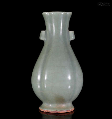 A Chinese Porcelain Double-eared Vase 