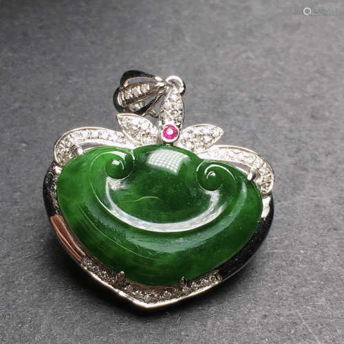 A Chinese Jadeite Pendant