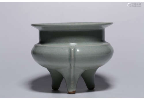 A Chinese Porcelain Three-legged Censer