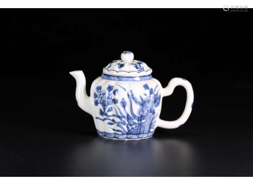 A Chinese Blue and White Floral Porcelain Pot