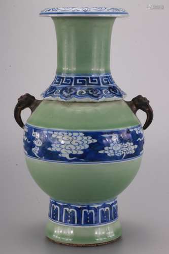 A Chinese Blue and White Porcelain Zun