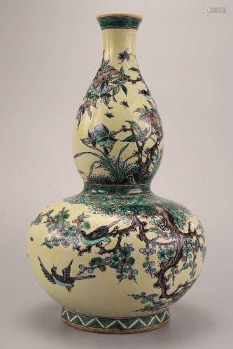 A Chinese Tri-colored Porcelain Gourd-shaped Vase