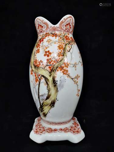 A Chinese Famille Rose Porcelain Vase