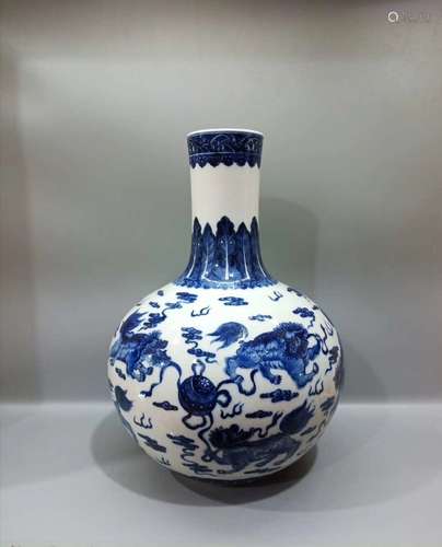 A Chinese Blue and White Porcelain Vase