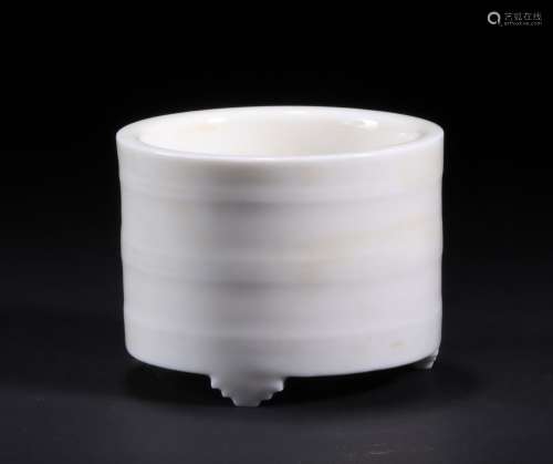 A Chinese Porcelain Three-legged Censer